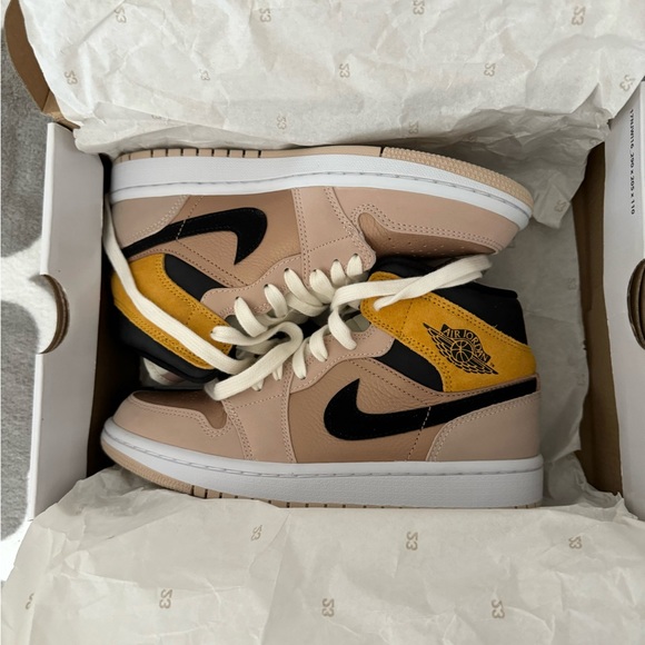 NEW Women’s Nike Air Jordan 1 Mid SE Particle Beige Size: 6 - Picture 4 of 8